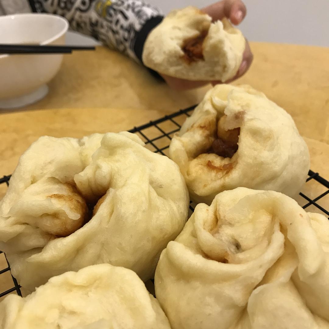 云朵般松软爆浆蜜汁叉烧包