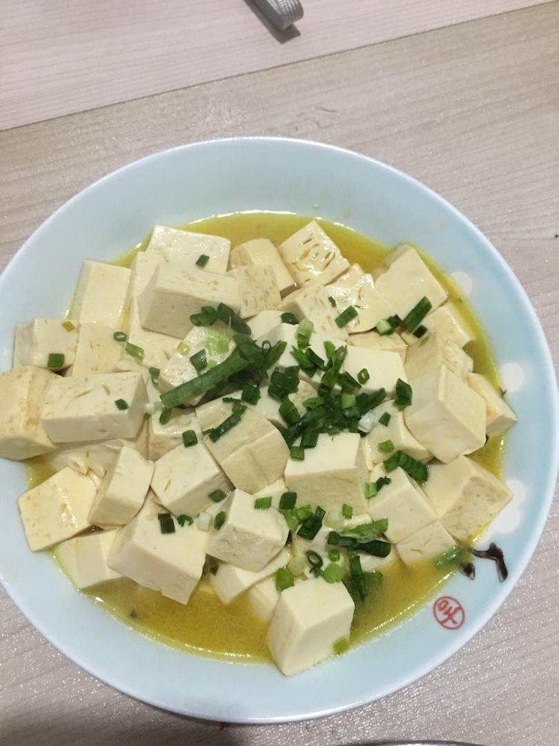 不放肉也超下饭的葱焖豆腐