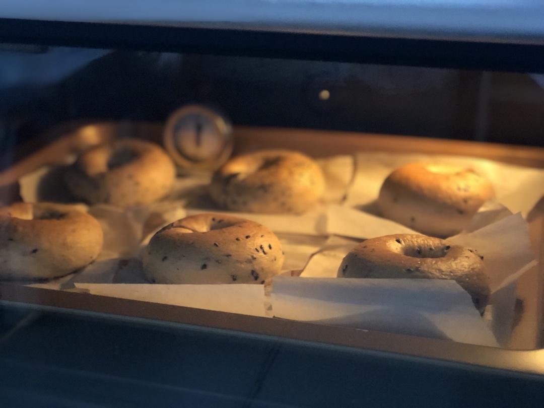 无油低糖的健康主食面包：芝麻贝果