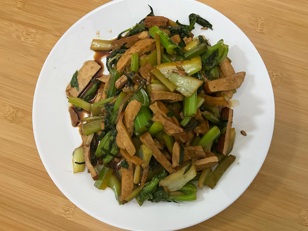 午餐晚餐简单快手下饭菜芹菜炒香干