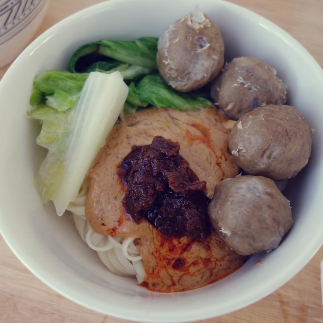 神奇的大方做的一碗正宗的潮州牛肉灌粿条米粉面沙茶拌粿条米粉面