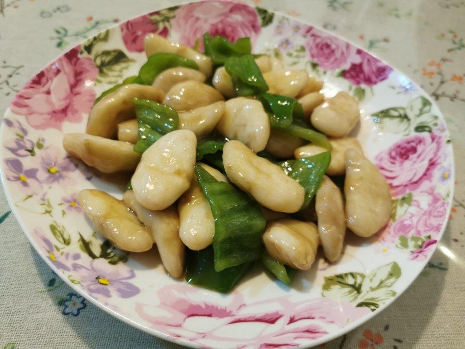 清炒嫩菱角，味道甘甜，小孩子好喜欢吃