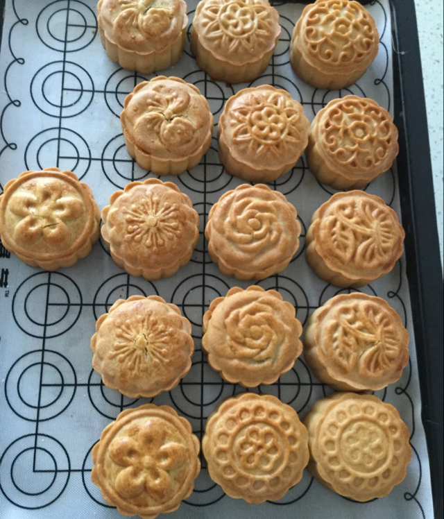 广式月饼—蛋黄莲蓉月饼