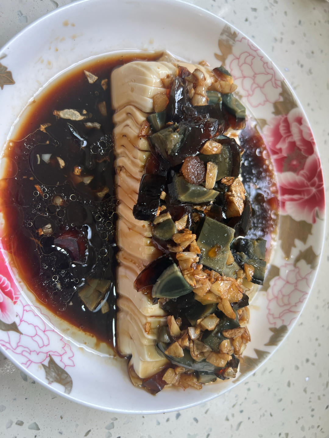 双椒拌皮蛋豆腐