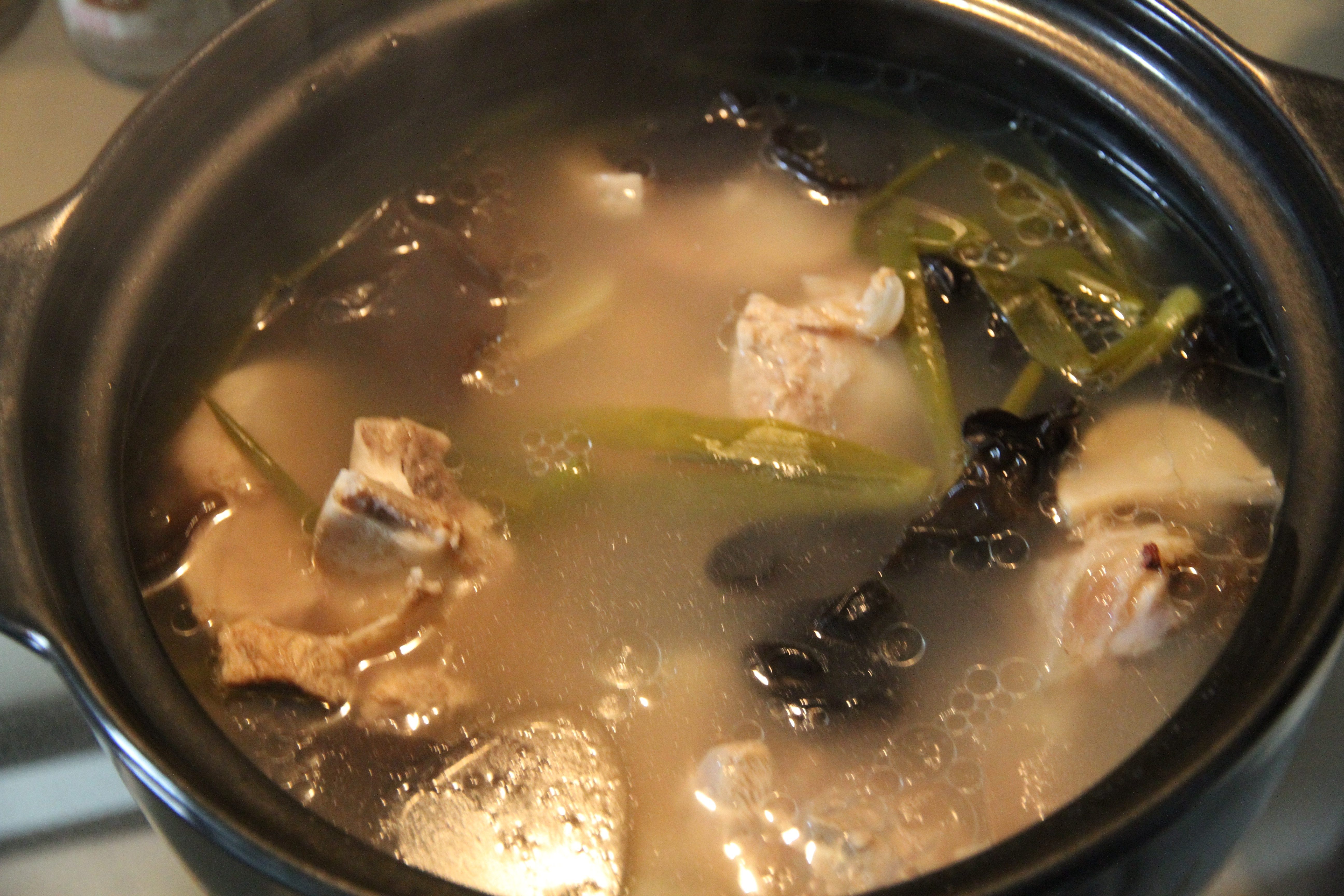 砂锅炖骨头汤的做法