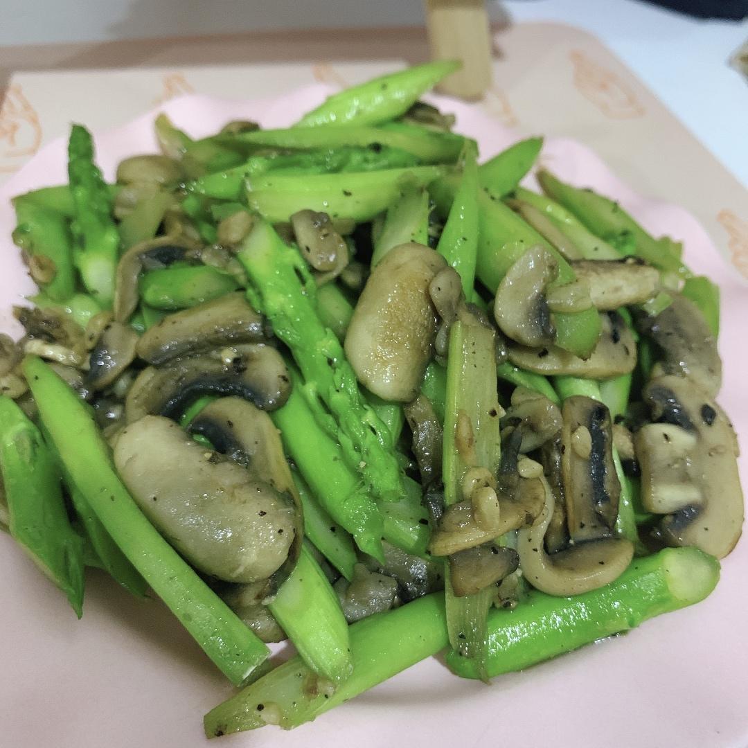芦笋炒蘑菇