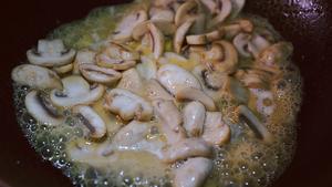 双孢菇炒芦笋的做法 步骤5