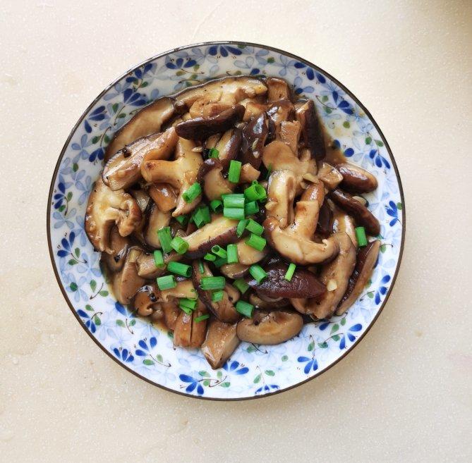 分享一个香菇好吃的做法，不用烧鸡不用炖汤，简单炒一炒，真香