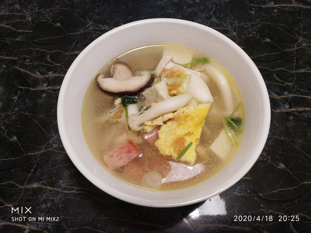 鲜掉眉毛的菌菇豆腐汤