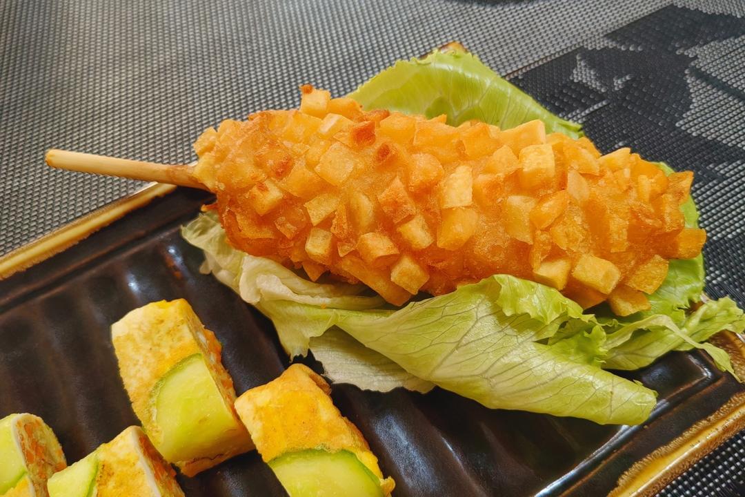 冬日精致快手下午茶（土豆芝士热狗棒沙拉 + 橙汁伏特加）