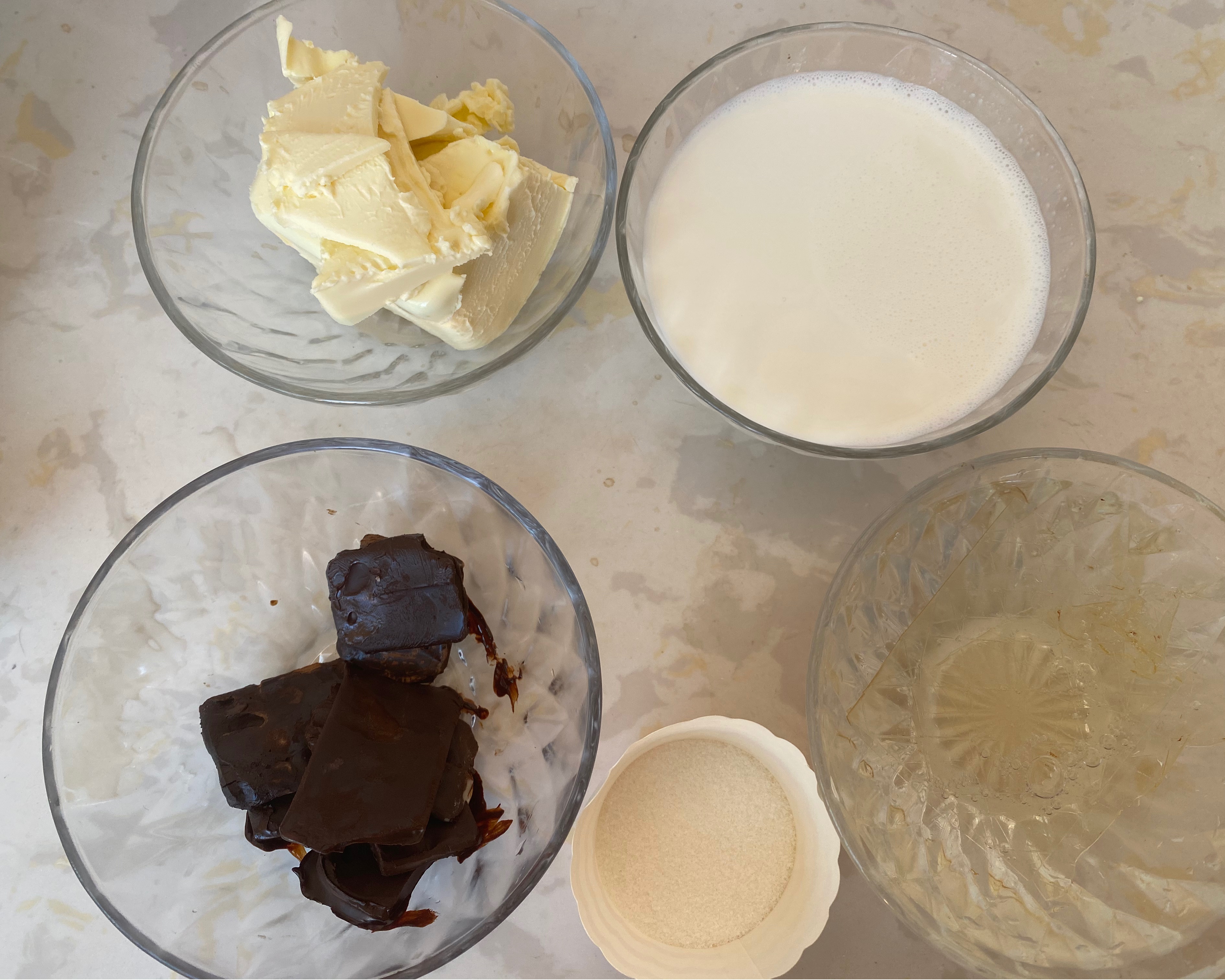 生酮巧克力双层慕斯蛋糕（简单上手、无需烤箱无需打蛋器）的做法 步骤1