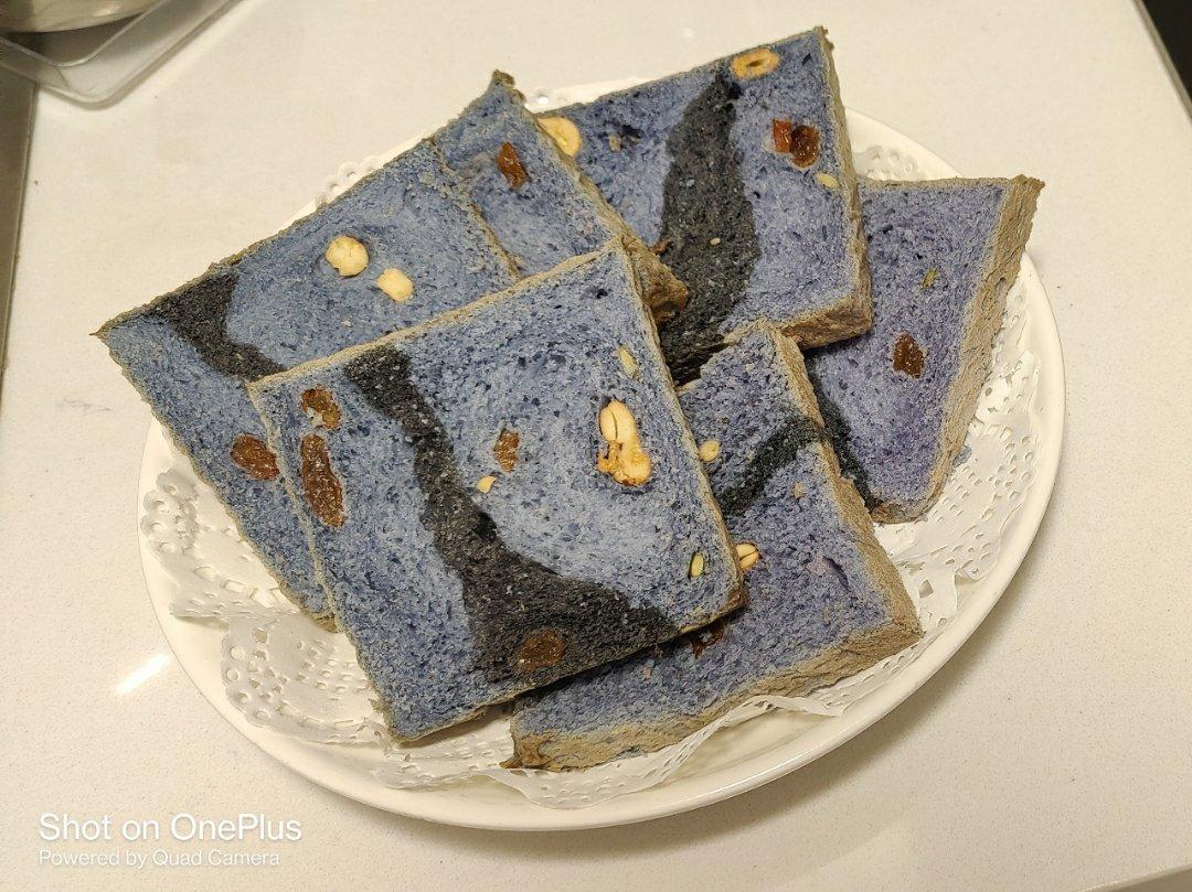 用美食向大师致敬：蝶豆花梵高“星空”吐司B12