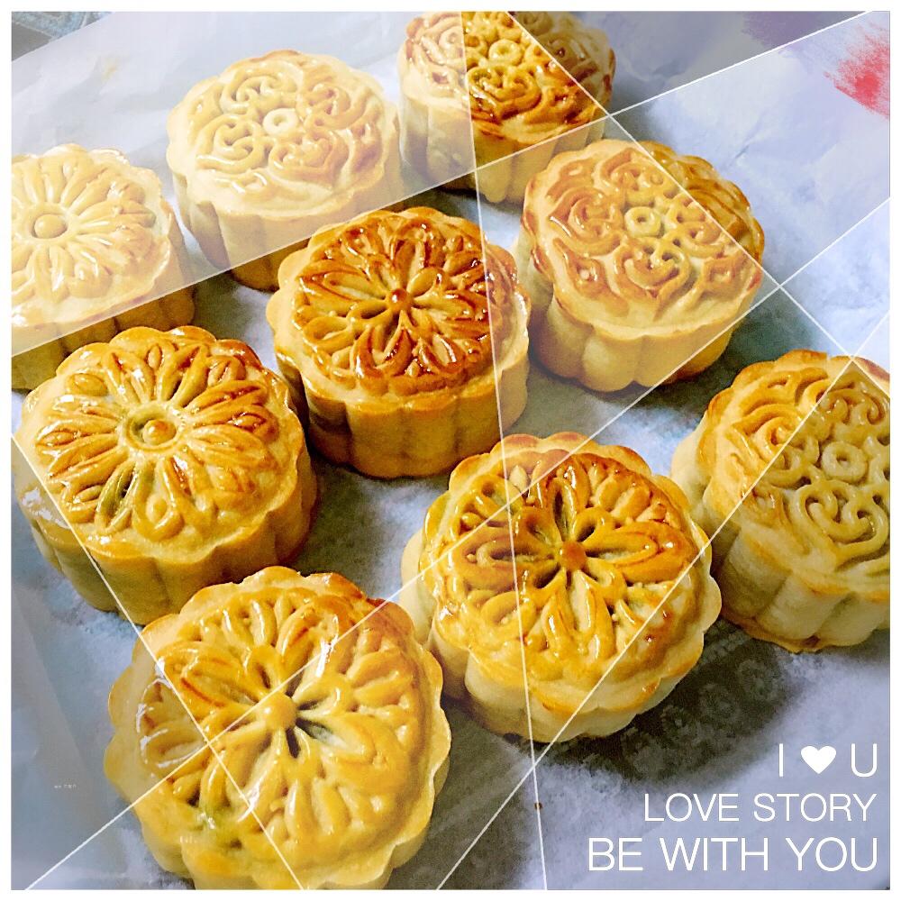广式莲蓉蛋黄月饼 Moon Cakes with Egg yolk