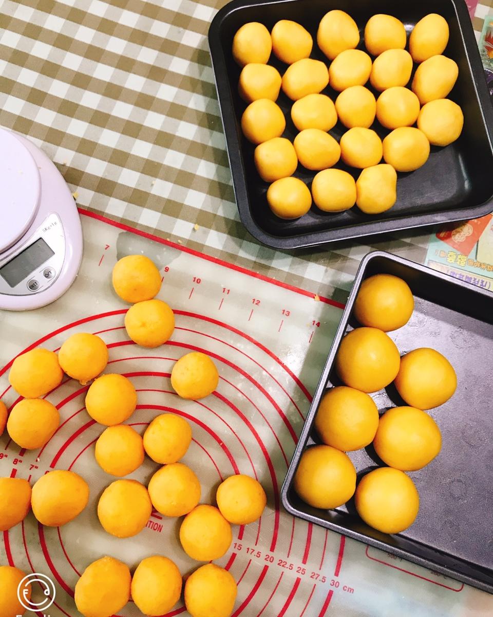 超详细图解版--流心奶黄月饼