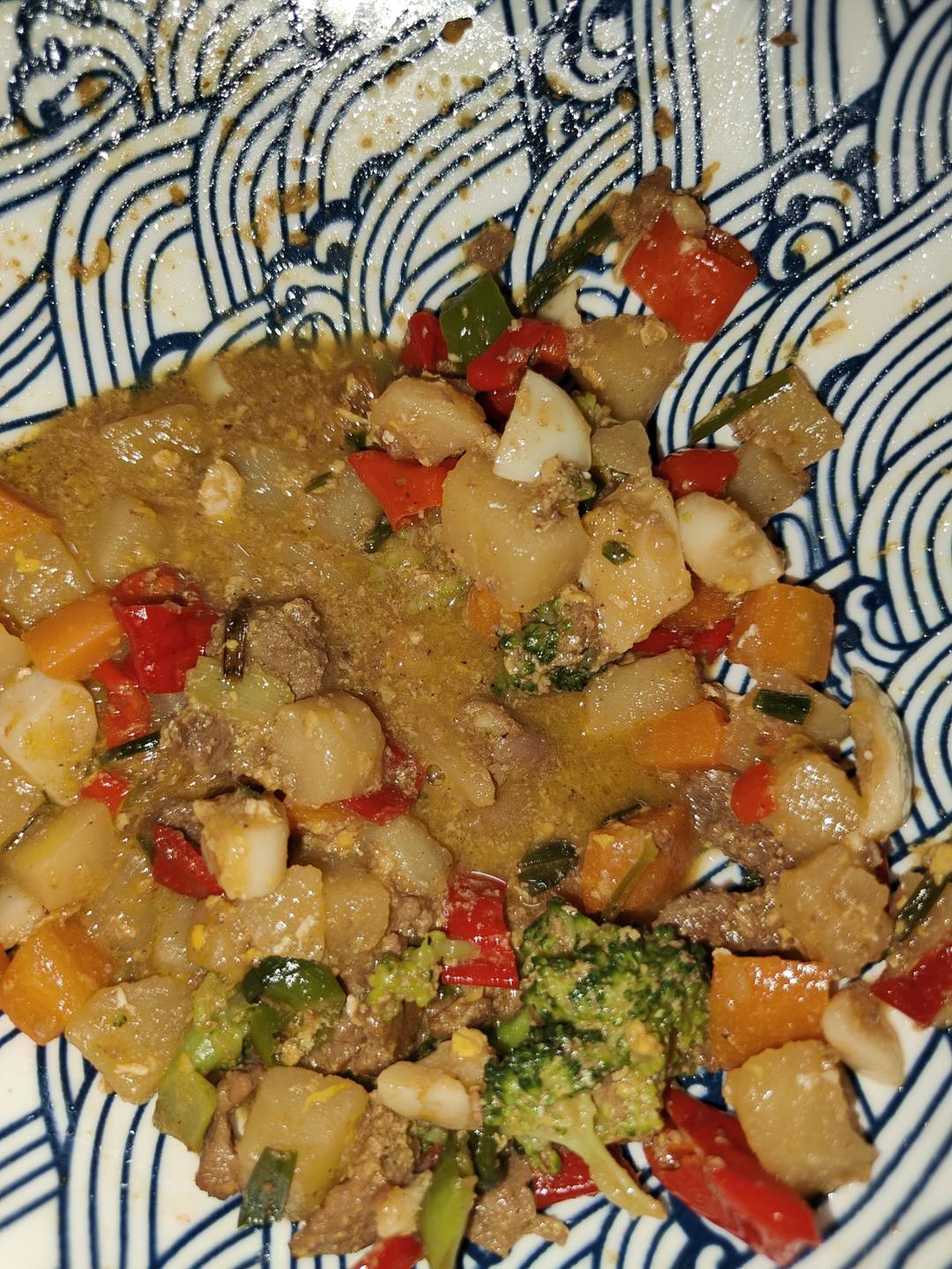 土豆燉牛肉之饭扫光，这样做也太香了吧，还没出锅已是浓香四溢了