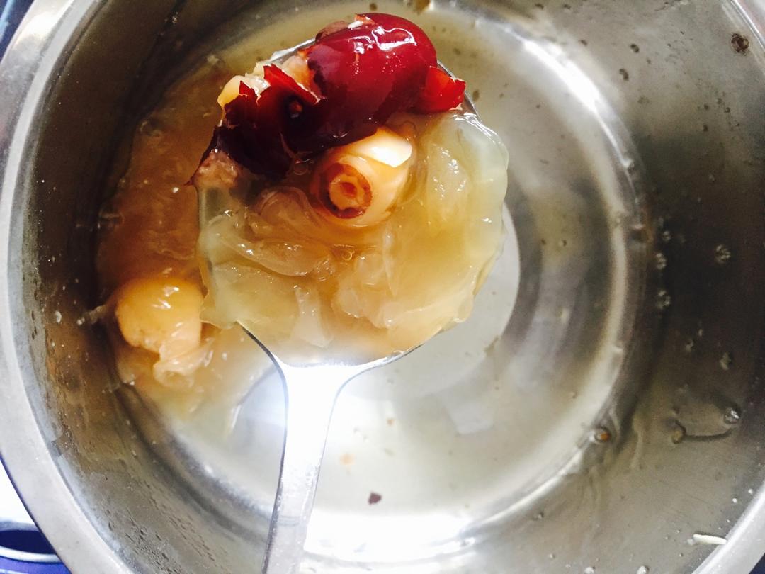 冰糖银耳莲子羹。（内附电饭煲做法）