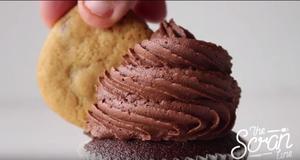 Ultimate Nutella Cupcake
榛子巧克力酱杯子蛋糕的做法 步骤12