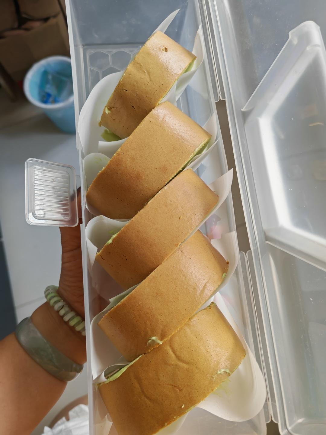 双重开心果酱瑞士卷，你是一幅青黄交织的春天稻田的画卷  C110