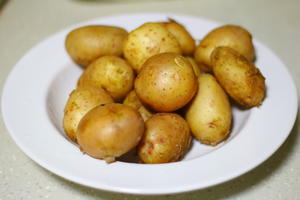 煎椒盐孜然土豆的做法 步骤4