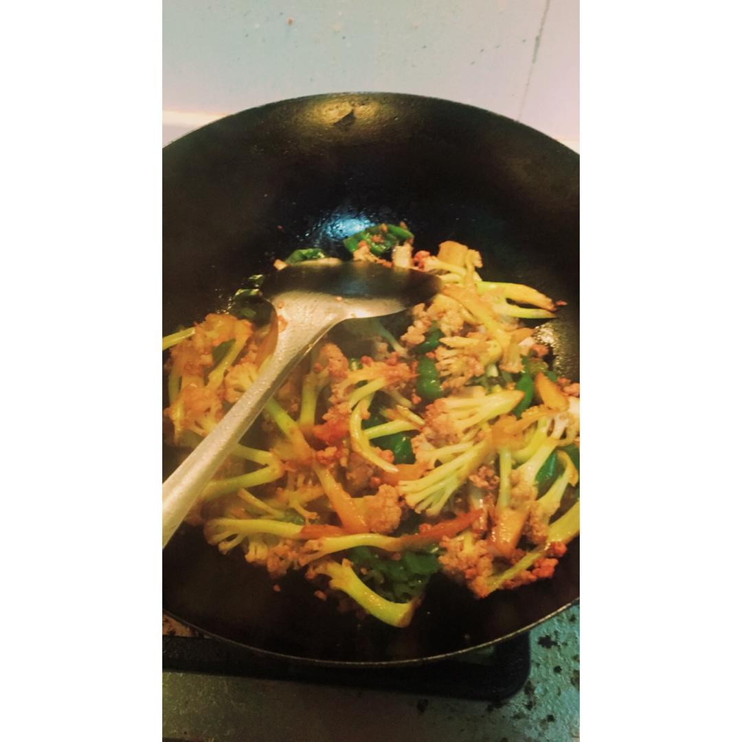 老丁的私房菜-干锅花菜