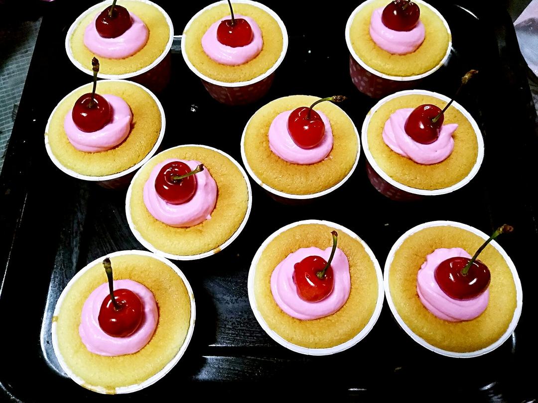 鲜奶油戚风杯子蛋糕（纸杯蛋糕）