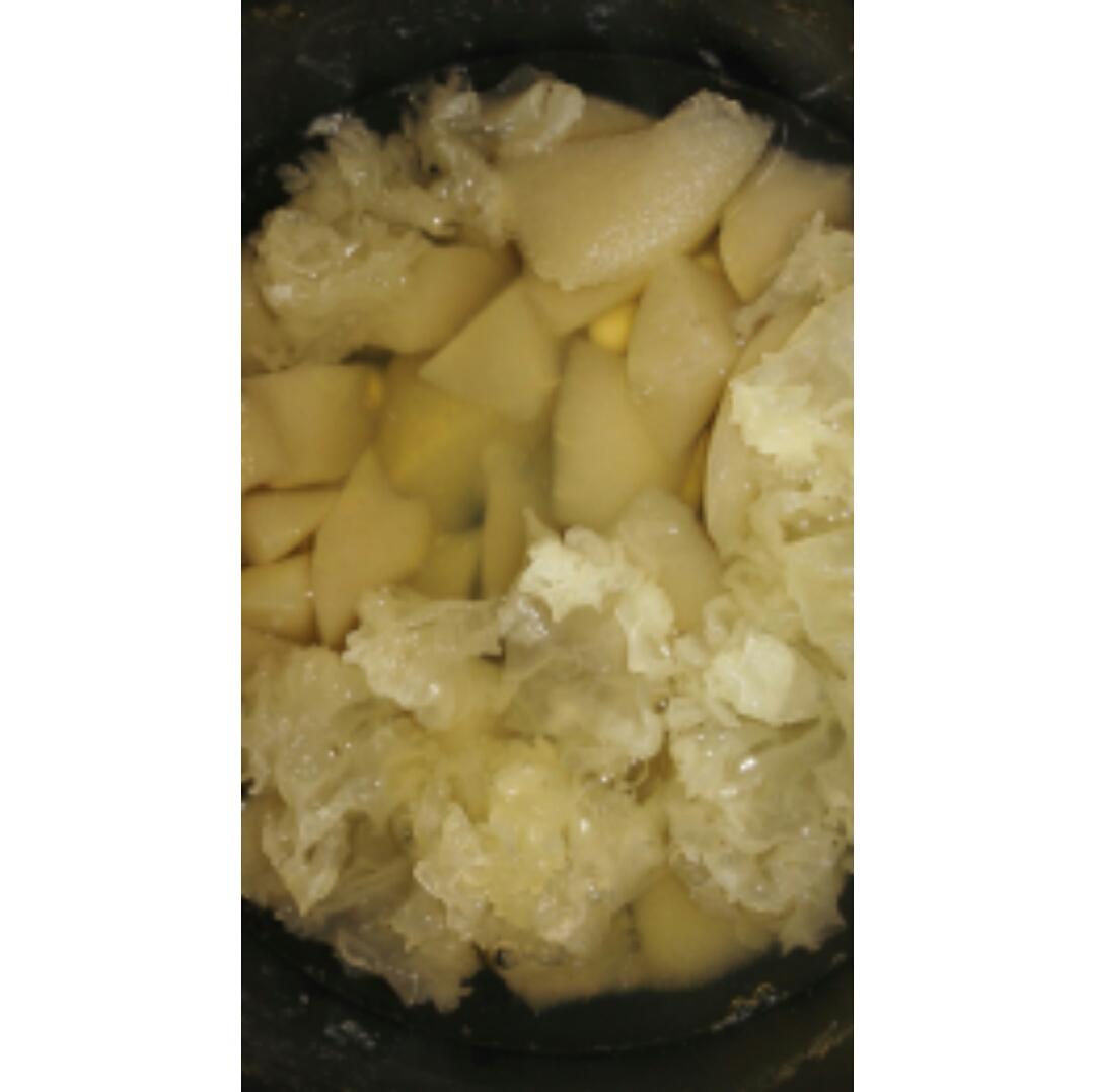 百合银耳雪梨润肺汤