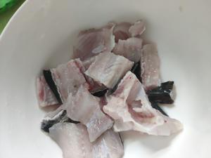 水煮黑鱼片的做法 步骤2