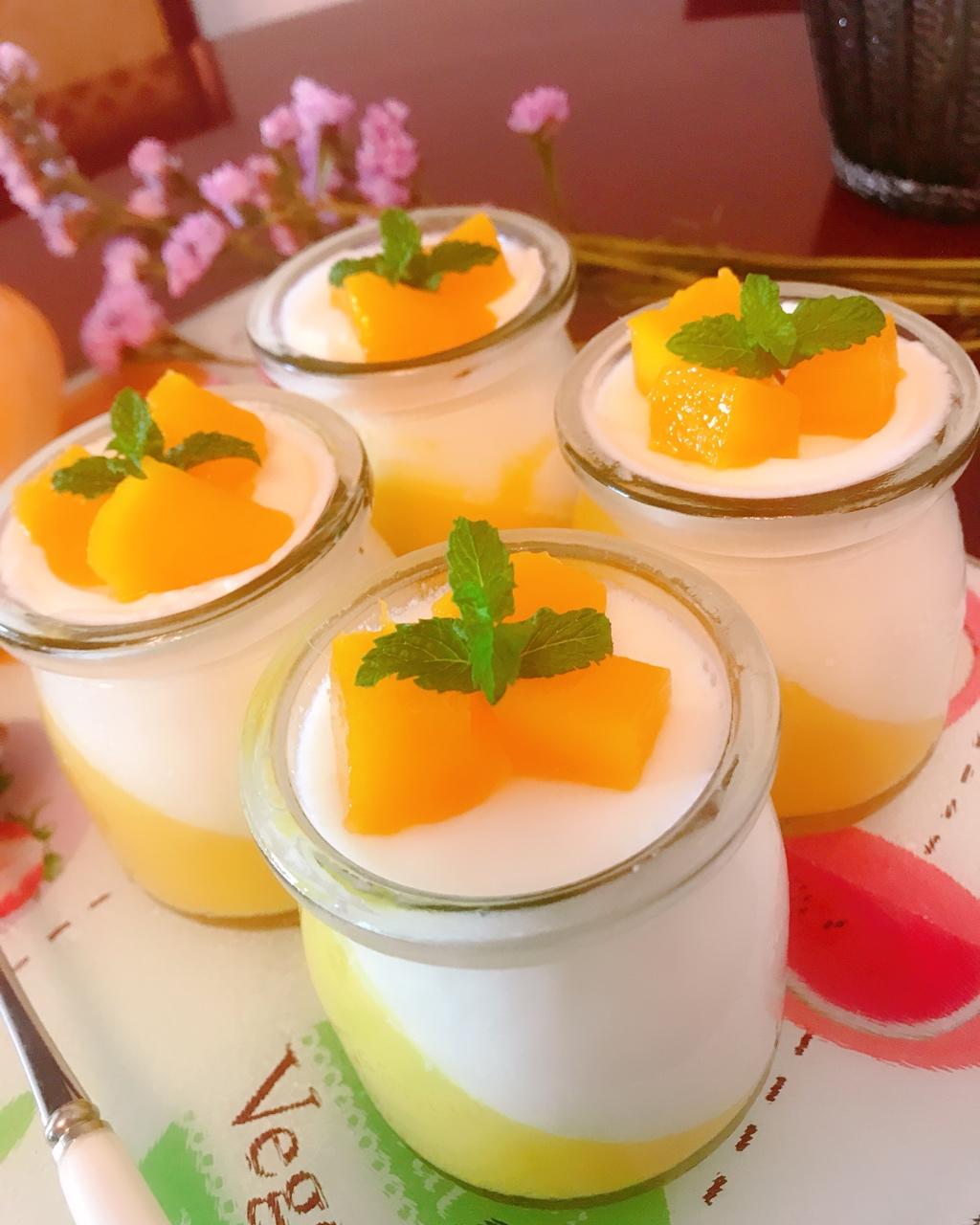 芒果奶冻 胡宜娜做的芒果奶冻 赞 大芒果,酸奶,淡奶油,白砂糖,吉利丁
