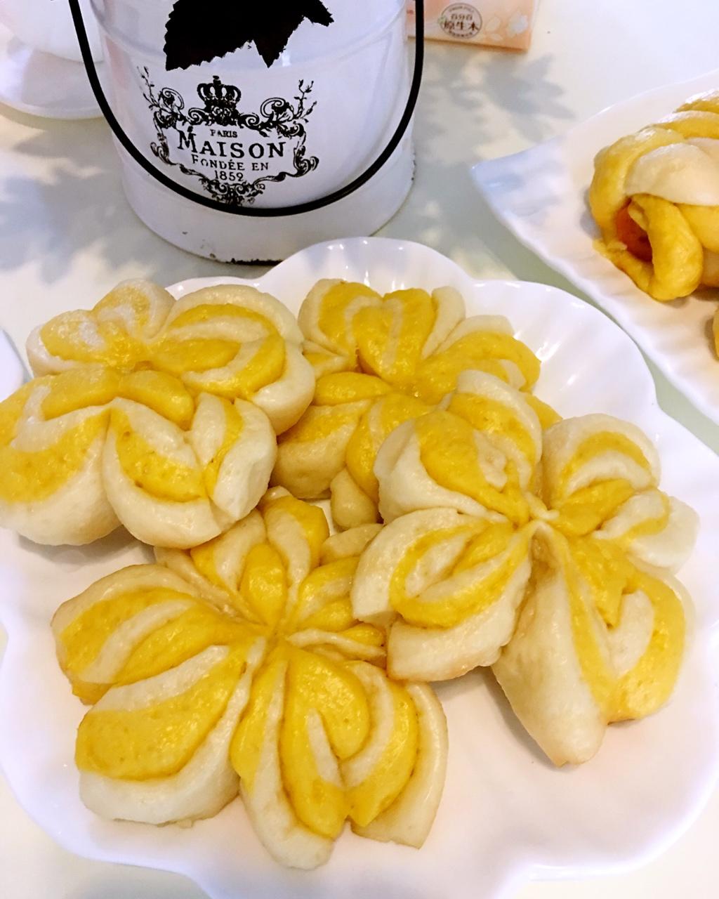 水中的芦苇做的南瓜双色花卷