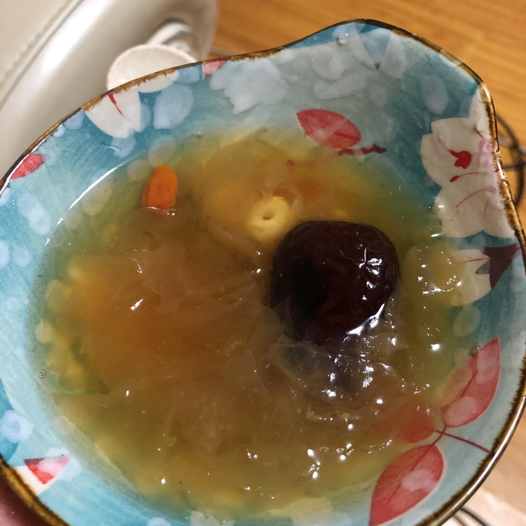 莲子百合银耳红枣汤