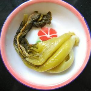 潮州的酸菜鲶鱼汤的做法 步骤2