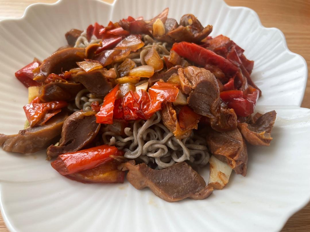 热辣滚烫减脂餐之辣皮子鸡胗拌荞麦面