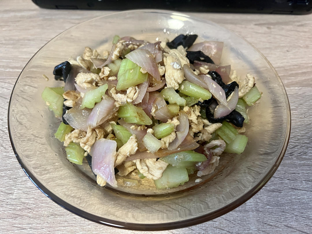 简单快手家常菜——洋葱芹菜炒肉