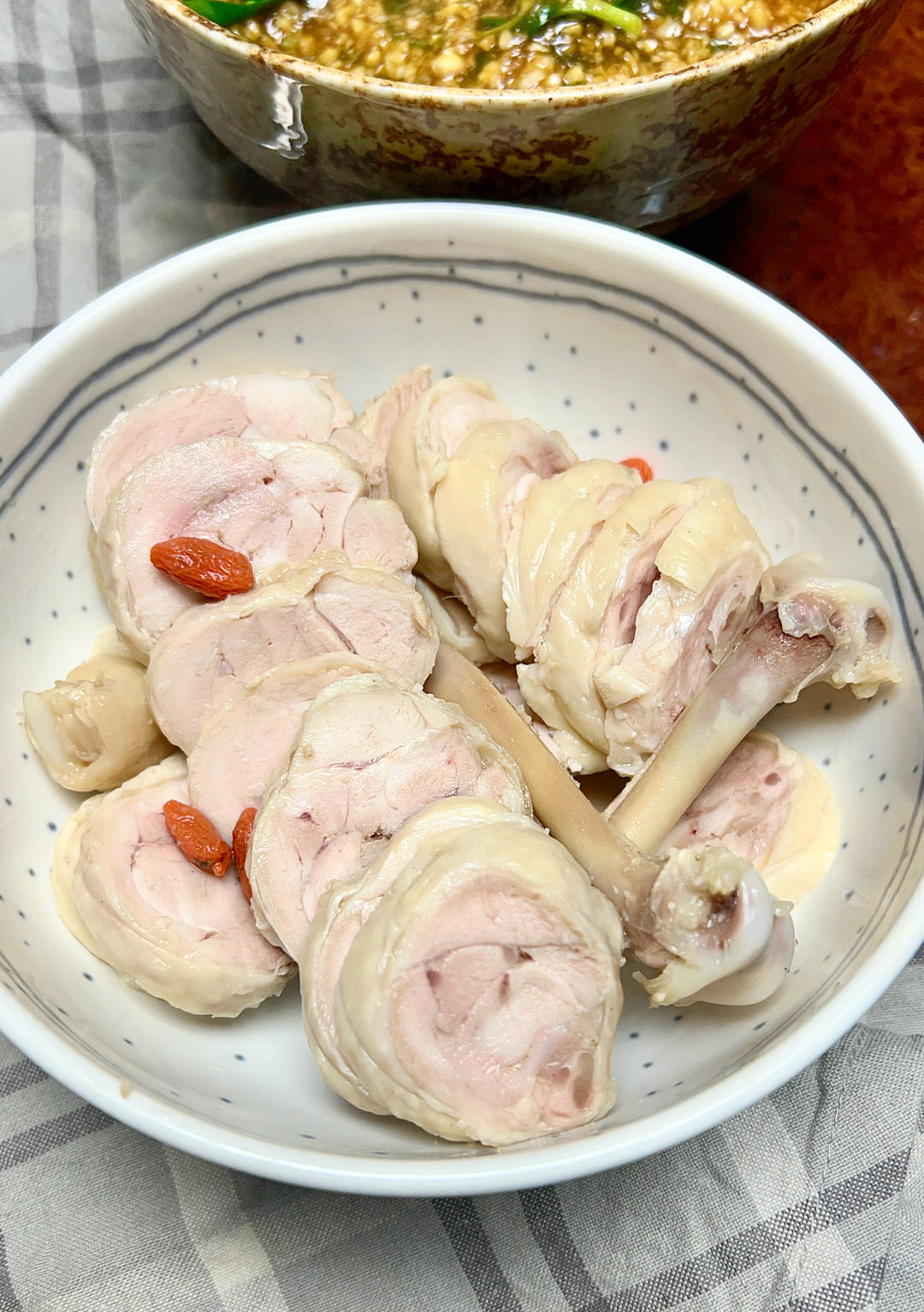 分享两个爽口好吃的凉菜，醉鸡和腌黄瓜