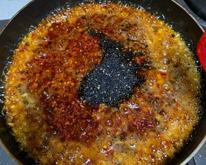 👍万能的“蒜香辣椒油”可以做凉拌菜、可以做蘸料、吃一碗米线面条舀一勺也是喷香！的做法 步骤7