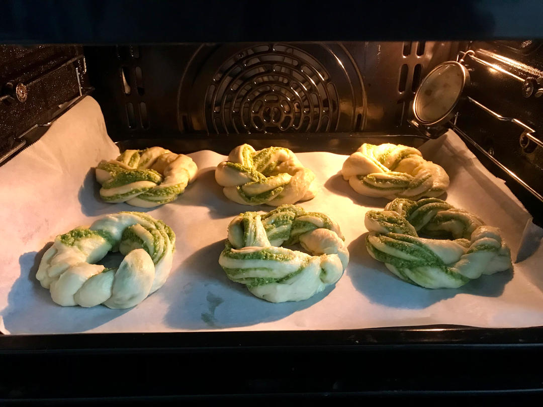 抹茶奶酥花环面包