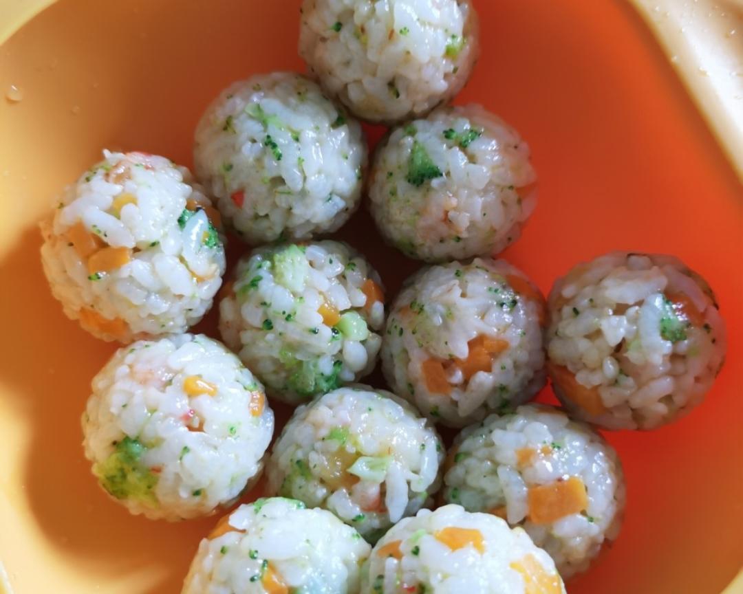 13个月宝宝辅食—奶酪虾仁蔬菜饭团的做法