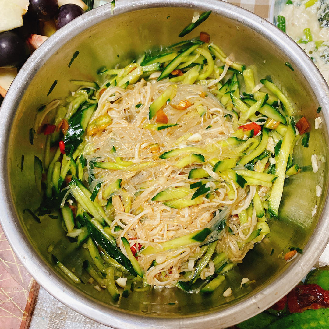 金针菇拌黄瓜