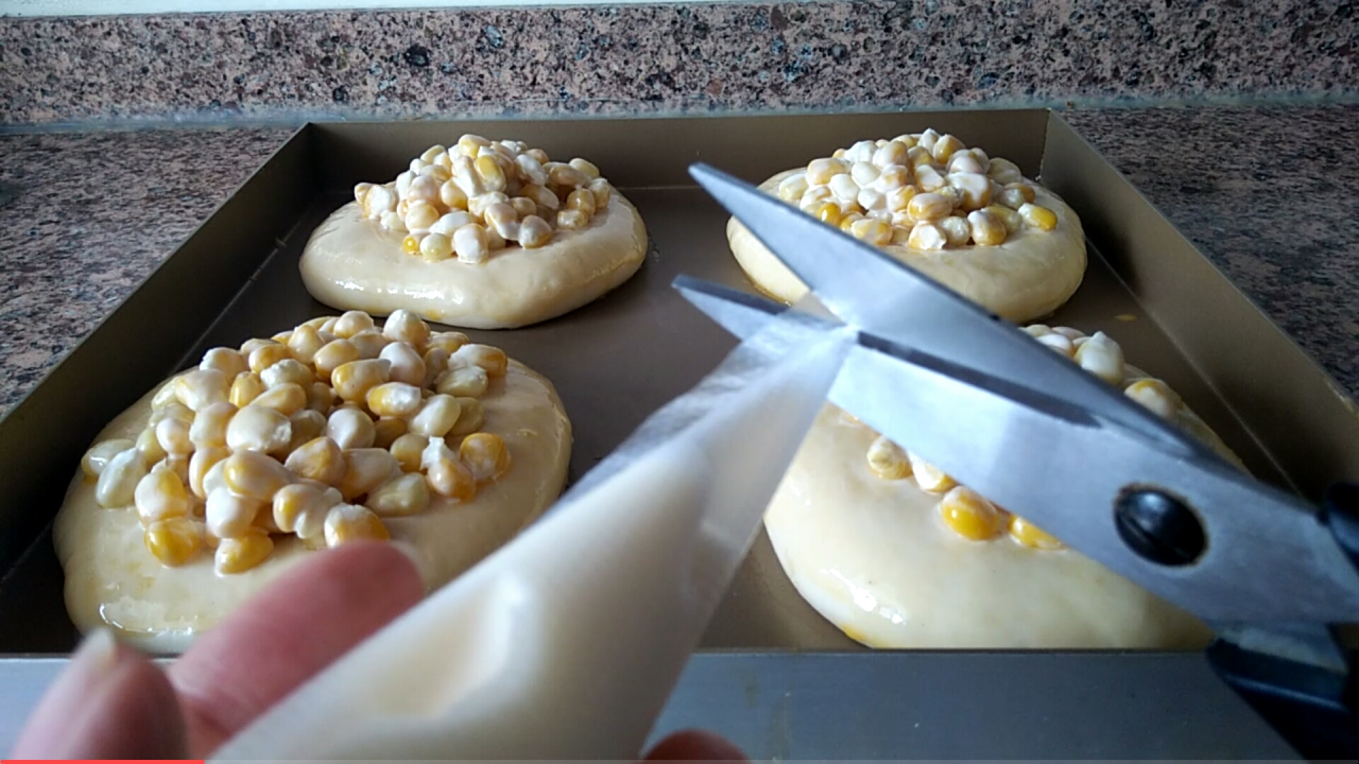 大润发同款玉米粒沙拉小面包（一次发酵，附手揉快速出膜方法）的做法 步骤24