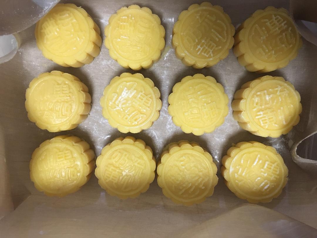 💃奶黄流心月饼——这是可以让你坐稳朋友圈厨霸位置的月饼🥮，没人点赞算我输👎