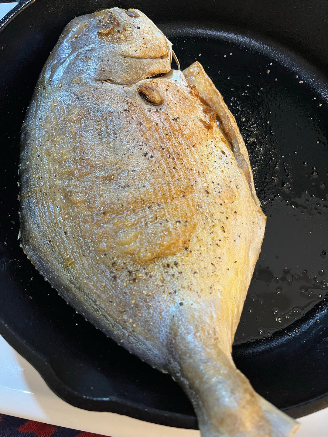 极简主义的盐烤金鲳鱼