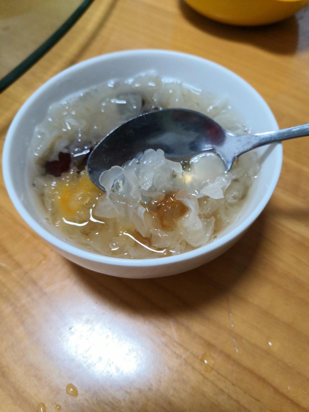 银耳桃胶皂角米雪燕羹