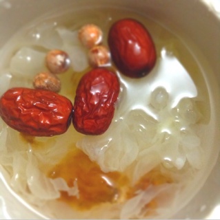 桃胶皂角米炖银耳