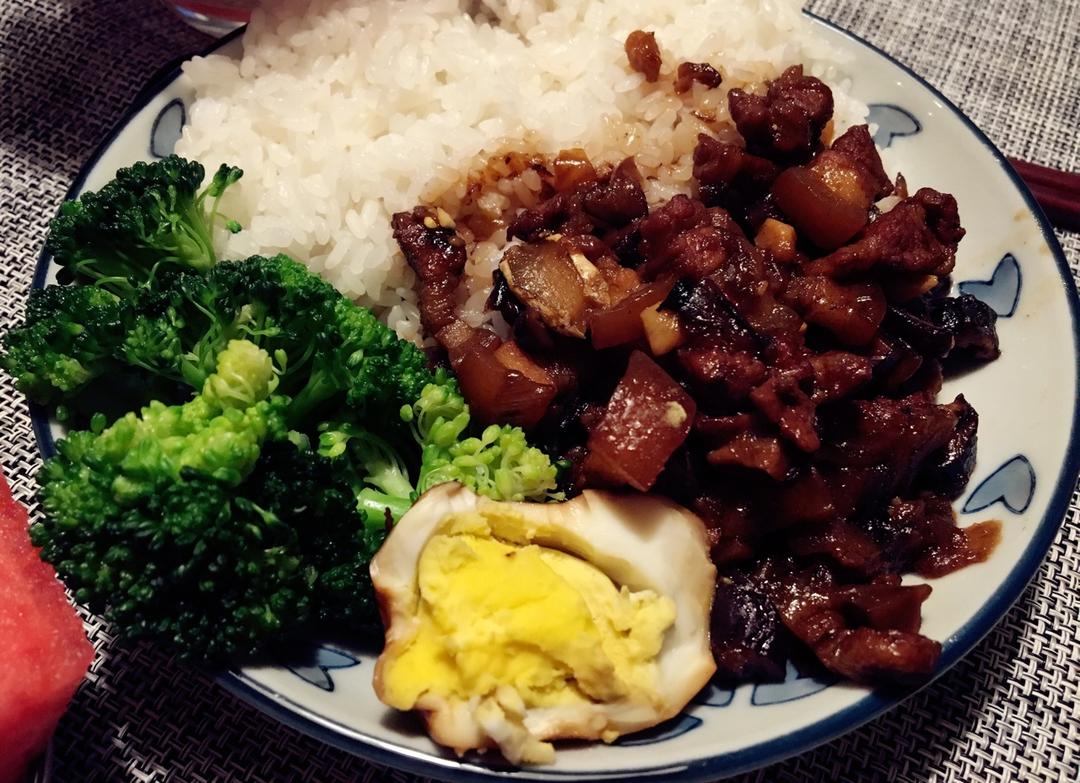 洋葱酥卤肉饭