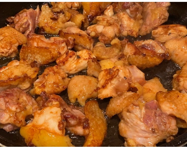 贼香贼好吃的粤广式姜葱焗鸡，啫啫鸡煲的做法 步骤3