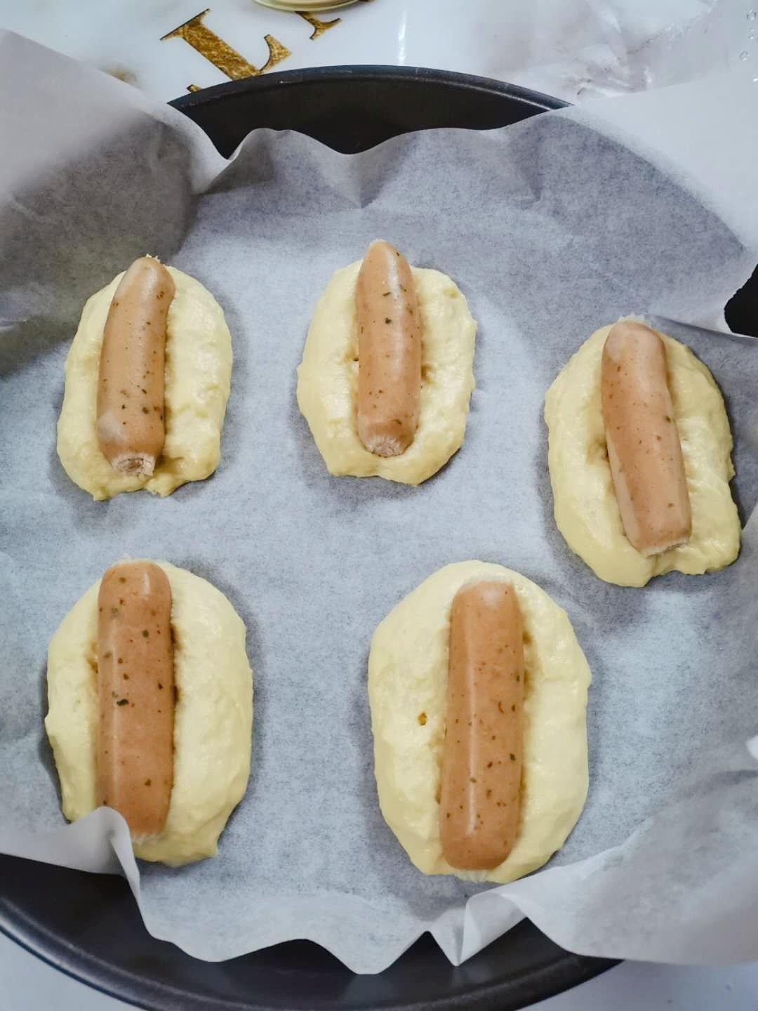 热狗香肠面包【不用厨师机面包机，手工揉面的教程】