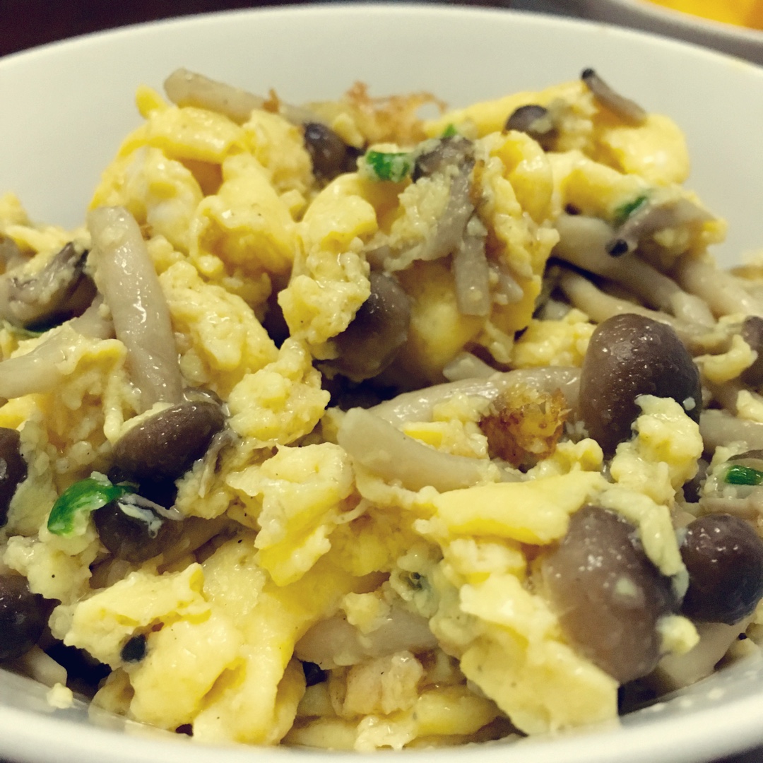 菠萝小厨做的蟹味菇滑蛋