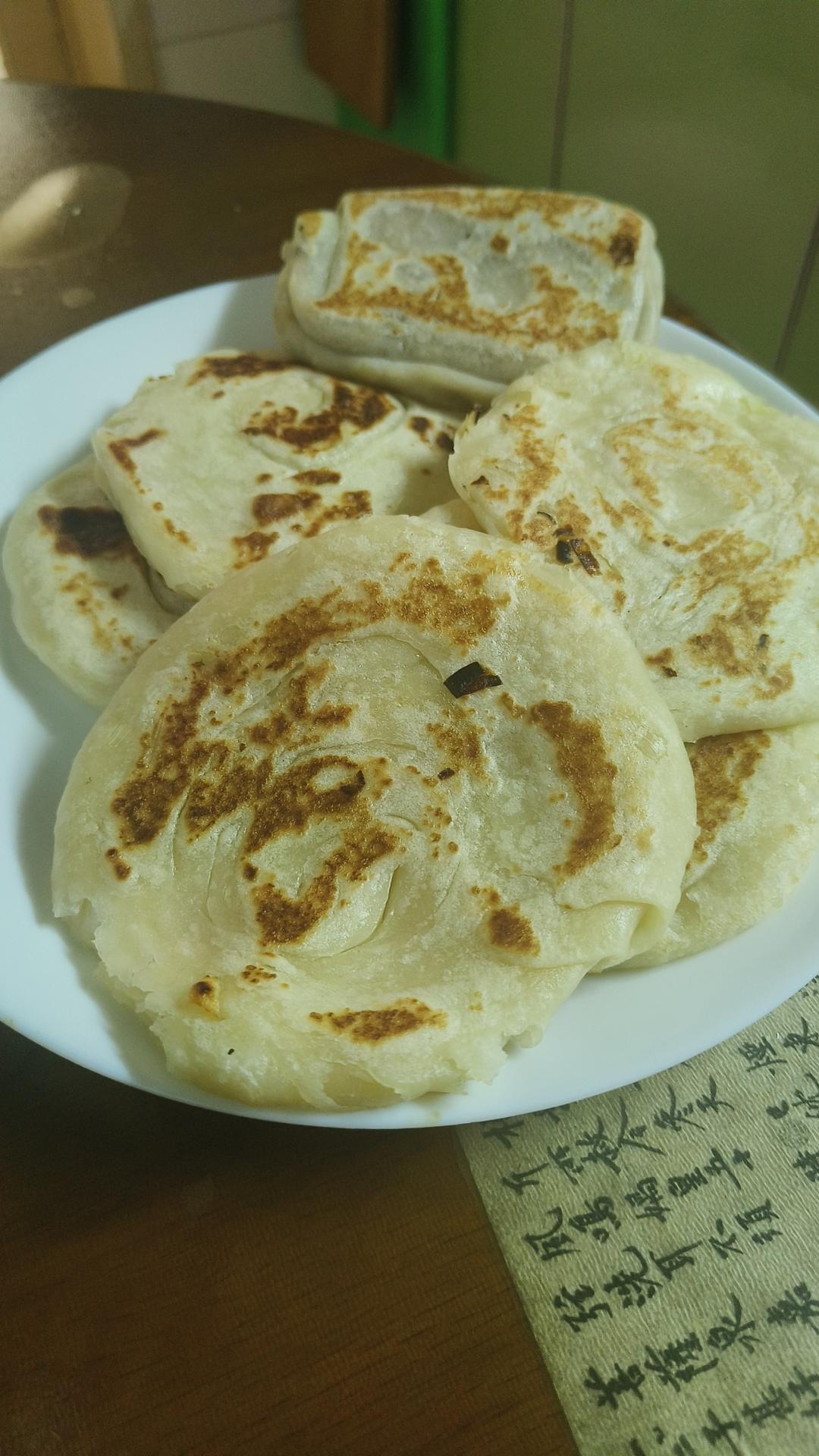 家常葱油饼 柔软多层 凉了也不硬 附细节视频详解