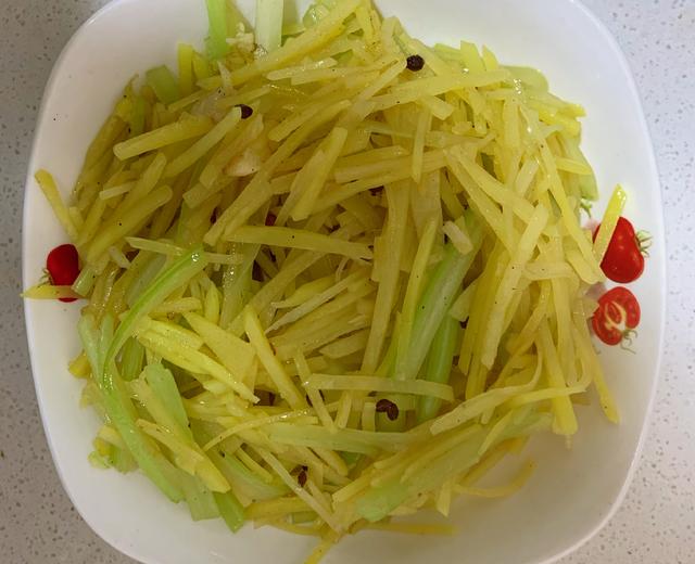 快手菜——芹菜炒土豆丝的做法