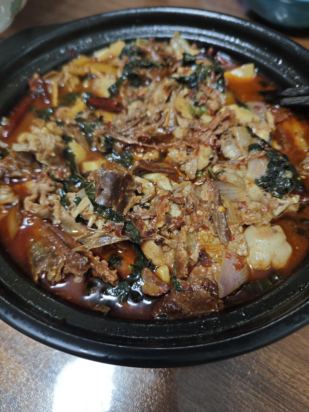 酱板鸭烧牛蛙(网红湘菜)